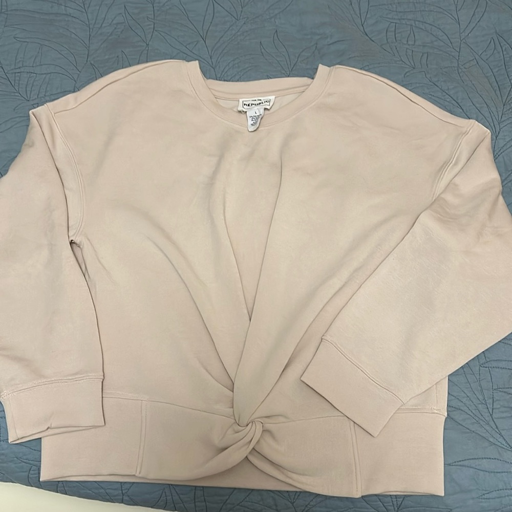 Super cute, twist front super soft sweatshirt